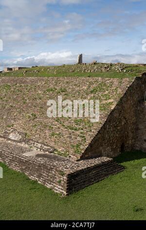 Une stela en pierre sculptée se trouve sur la plate-forme au-dessus de la cour de balle sur les ruines précolombiennes de Zapotec de Monte Alban à Oaxaca, au Mexique. Un monde de l'UNESCO il Banque D'Images