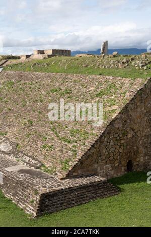 Une stela en pierre sculptée se trouve sur la plate-forme au-dessus de la cour de balle sur les ruines précolombiennes de Zapotec de Monte Alban à Oaxaca, au Mexique. Un monde de l'UNESCO il Banque D'Images