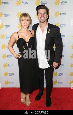 Sydney, Australie. 9 octobre 2015. Matt & Jess, compétiteurs du facteur X, arrive sur le tapis rouge au cancer Council, Emeralds & Ivy ball, à Syd Banque D'Images