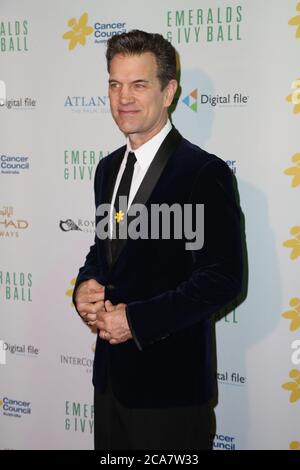 Sydney, Australie. 9 octobre 2015. Le chanteur et juge du facteur X Chris Isaak arrive sur le tapis rouge au cancer Council Australia Emeralds & Ivy ball A. Banque D'Images