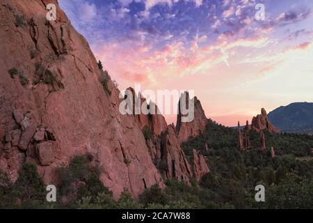 Jardin des dieux avec coucher de soleil rose et violet. De magnifiques couleurs éclaient les formations rocheuses des sources colorado. Nuages colorés, galette Banque D'Images