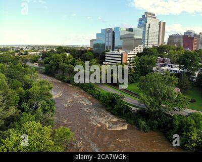 La vue aérienne de la rivière inondée et des bâtiments du centre-ville près de Wilmington, Delaware, U.S.A Banque D'Images