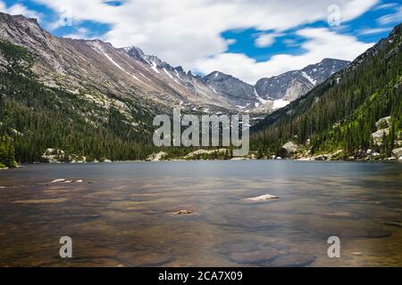 Lac Mills exposition longue le beau jour dans le parc national de montagne rocheuse. Paysages, lacs et montagnes du Colorado. Montagnes visibles à distance de Banque D'Images