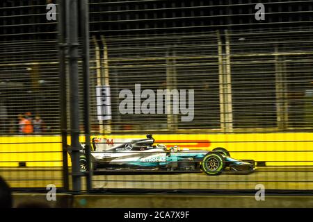 Lewis Hamilton en voiture pendant le Grand Prix de F1 de Singapour 2017 Banque D'Images