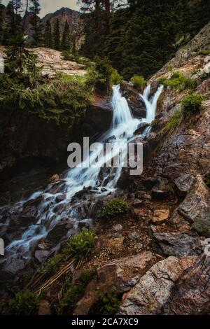 Chute d'eau dans les montagnes rocheuses du colorado par une journée ensoleillée. Belles chutes solitaires dans les montagnes Banque D'Images