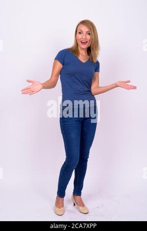 Portrait d'une femme heureuse et belle avec des cheveux blonds Banque D'Images