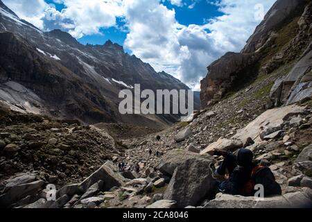 Randonneur dans les montagnes, paysage de haute montagne, sur un trek à Hamta Pass, Himalaya. Il s'agit d'un couloir entre Lahaul et la vallée de Kullu, à Himachal, en Inde. Banque D'Images