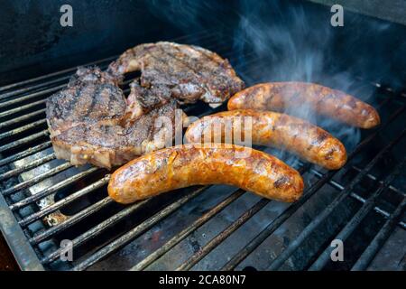 dégustez des steaks et cuisinez-les sur un grill à gaz extérieur au propane Banque D'Images