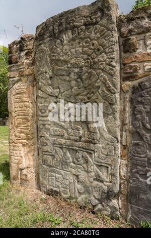 Pierres sculptées montrant des figures sur les coins de la plate-forme Sud dans les ruines de Zapotec pré-colombiennes de Monte Alban à Oaxaca, Mexique. Un ver de l'UNESCO Banque D'Images