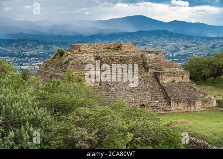 Le point de vue de la pyramide du système M de la plate-forme Sud sur les ruines de Zapotec pré-colombiennes de Monte Alban à Oaxaca, Mexique. Un Herit mondial de l'UNESCO Banque D'Images