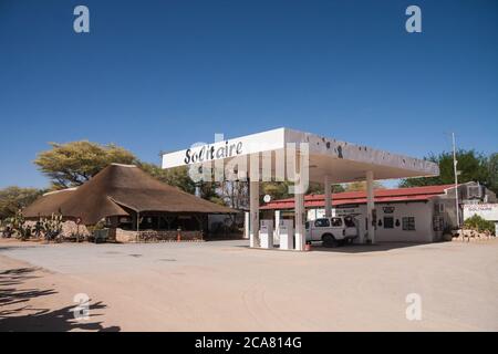 Solitaire, Namibie nov 30 2016: La station de service de Solitaire est un arrêt touristique emblématique au milieu du désert dans le centre de la Namibie. Banque D'Images