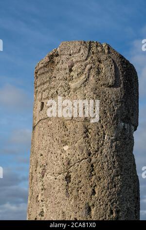 Une colonne sculptée du Temple des deux colonnes sur la plate-forme nord des ruines précolombiennes de Zapotec de Monte Alban à Oaxaca, au Mexique. Un bon de l'UNESCO Banque D'Images