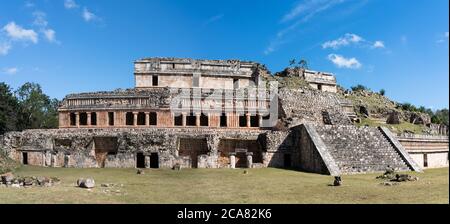 Le Grand Palais, dans les ruines de la ville maya de Sayil, fait partie du Centre du patrimoine mondial de l'UNESCO de la ville préhispanique d'Uxmal, à Yucatan, au Mexique. Banque D'Images