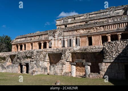 Le Grand Palais, dans les ruines de la ville maya de Sayil, fait partie du Centre du patrimoine mondial de l'UNESCO de la ville préhispanique d'Uxmal, à Yucatan, au Mexique. Banque D'Images