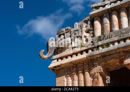 Un masque Chaac sur le Grand Palais dans les ruines de la ville maya de Sayil, qui fait partie de la ville préhispanique d'Uxmal UNESCO World Heritage Centre, Yucatan Banque D'Images