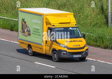 Camions de livraison de nourriture Yellow Abel et Cole, un dépôt, service, distribution, logistique, livraison d'aliments frais, commodité, livraisons, épicerie bio, épicerie, commande, commandes en ligne camion Iveco voyageant sur l'autoroute M6, Royaume-Uni Banque D'Images