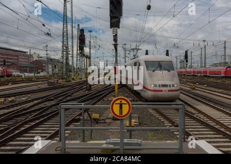 L'Intercity Express (ICE) vous conduit à la gare centrale de Francfort Banque D'Images