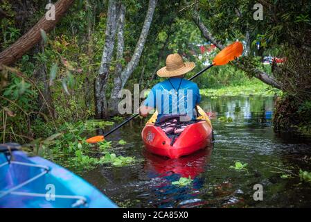 Kayakistes revenant au North Guana Outpost après une excursion en kayak dans les eaux côtières des marais de la rivière Guana, à Ponte Vedra Beach, en Floride. Banque D'Images