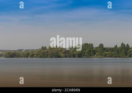 Vue sur le lac l'après-midi. Photo prise sur les rives du lac Shershny, Chelyabinsk, Russie. Banque D'Images