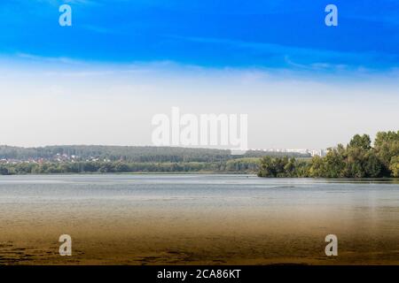 Vue sur le lac l'après-midi. Photo prise sur les rives du lac Shershny, Chelyabinsk, Russie. Banque D'Images