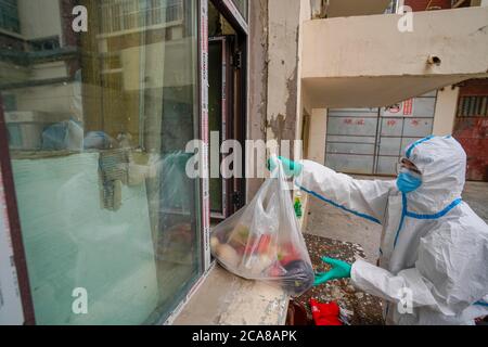 (200805) -- URUMQI, le 5 août 2020 (Xinhua) -- Ekebar Emet volontaire obtient des légumes commandés par les résidents de la communauté par Internet à partir d'un magasin de légumes dans le district de Tianshan d'Urumqi, dans la région autonome de Xinjiang Uygur, dans le nord-ouest de la Chine, le 3 août 2020. Ekebar Emet, un étudiant junior de 21 ans, vient du comté de Bachu, dans le Xinjiang. Il s'est rendu à la communauté de Dongcaiyuan dans le district de Tianshan, dans la ville d'Urumqi, pour pratiquer pendant un an le 3 juin. La résurgence soudaine de la COVID-19 au Xinjiang a immédiatement transformé Ekebar d'un stagiaire universitaire en bénévole en première ligne de la prévention épidémique Banque D'Images