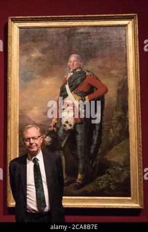 Michael Clarke, CBE, directeur de la Galerie nationale écossaise devant un tableau de Sir John Sinclair d'Ulbster, 1er baronet du milieu à la fin des années 1790, Banque D'Images