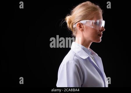 Portrait de la belle femme blonde médecin comme scientifique Banque D'Images