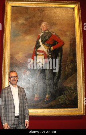 Michael Brand, directeur de l'AGNSW devant un tableau de Sir John Sinclair d'Ulbster, 1er baronet milieu à la fin des années 1790, par Sir Henry Raeburn (Écosse Banque D'Images