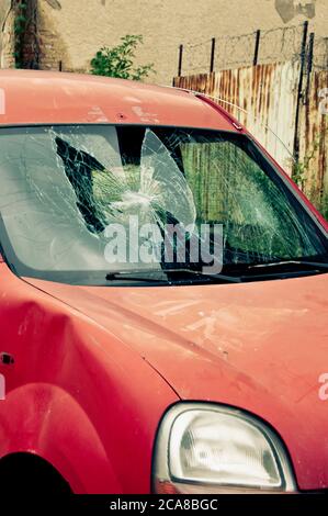 voiture rouge avec pare-brise cassé Banque D'Images