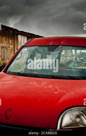 voiture rouge avec pare-brise cassé Banque D'Images