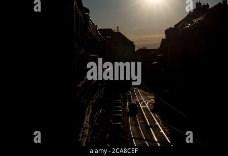 Leipzig, Allemagne. 05 août 2020. Les voies du tramway reflètent la lumière du soleil en début de matinée. Les jours à venir devraient être en milieu d'été avec des températures chaudes. Credit: Hendrik Schmidt/dpa-Zentralbild/dpa/Alay Live News Banque D'Images