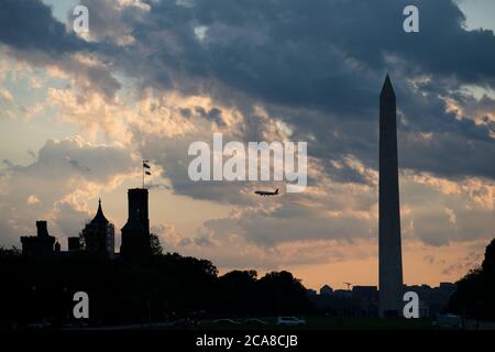 Washington, DC, États-Unis. 4 août 2020. Un avion survole le National Mall au coucher du soleil à Washington, DC, États-Unis, le 4 août 2020. Credit: Liu Jie/Xinhua/Alay Live News Banque D'Images