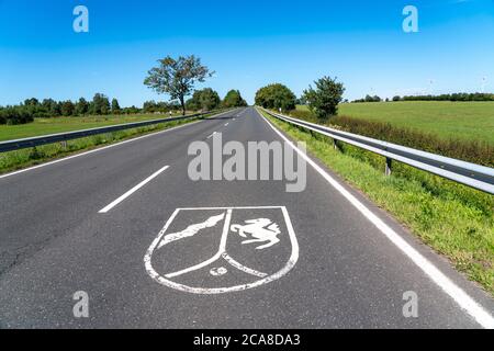 Route fédérale B265, frontière d'état au sud de la ville de Kehr, entre la Rhénanie-du-Nord-Westphalie et la Rhénanie-Palatinat, NRW Crest sur la route, Allemagne, Banque D'Images