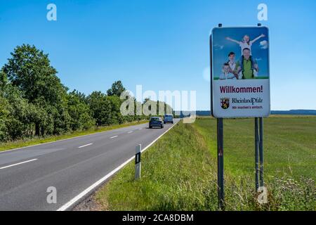 Route fédérale B265, frontière d'état au sud de la ville de Kehr, entre la Rhénanie-du-Nord-Westphalie et la Rhénanie-Palatinat, NRW Crest sur la route, Allemagne, Banque D'Images