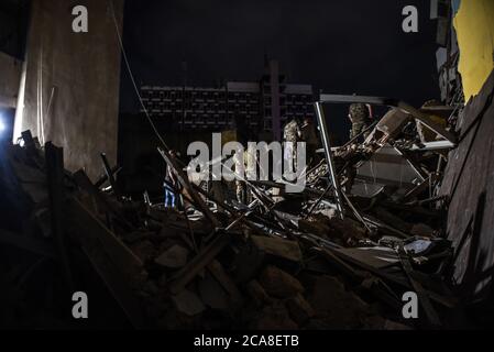 Beyrouth, Liban. 4th août 2020. Les soldats recherchent trois personnes qui sont connues pour être piégées sous les décombres dans le quartier de Geitawi à la suite d'une énorme explosion au port de la capitale. La vague de détonation a causé des dommages à des bâtiments situés jusqu'à dix kilomètres, tuant plus de 200 personnes et blessant plus de 6000 personnes. Crédit : Elizabeth FITT/Alay Live News Banque D'Images