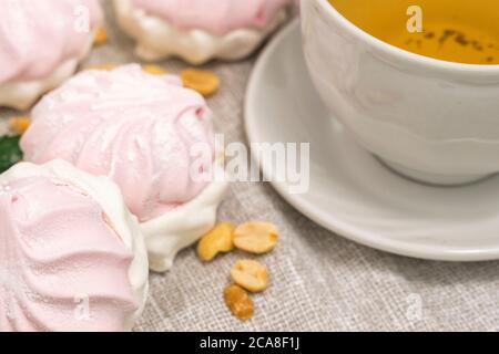 dessert sucré à base de guimauves et une tasse de thé. arrière-plan appétissant Banque D'Images