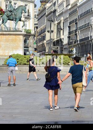 Madrid, Espagne - 2 août 2020 : personnes marchant à travers la place Puerta del sol Banque D'Images