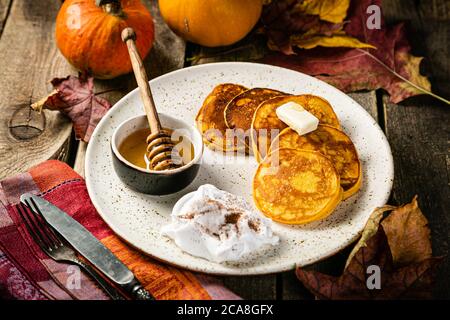 Crêpes à la citrouille sur fond de bois rustique Banque D'Images