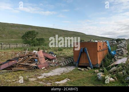 Billet coupe-file débordant et déchets éparpillés à côté de la Blea Moor signal Box Railway House, Yorkshire Dales, National Park, Yorkshire, Angleterre, Royaume-Uni, Banque D'Images