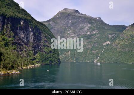 VOYAGER EN NORVÈGE. MONTAGNES, FJORDS ET CASCADES Banque D'Images