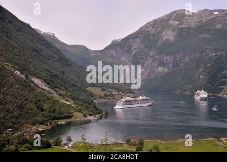 VOYAGER EN NORVÈGE. MONTAGNES, FJORDS ET CASCADES Banque D'Images