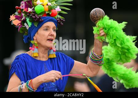 Festival Benalla 2019. Une femme aux couleurs vives avec des fruits exotiques sur sa tête Banque D'Images