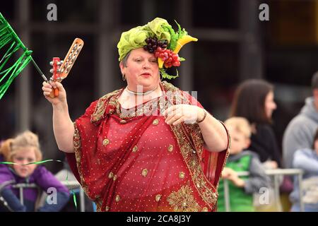 Festival Benalla 2019. Une femme aux couleurs vives avec des fruits exotiques sur sa tête Banque D'Images