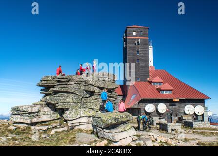 Jeunes randonneurs au rocher Devils Pulpit près de la station de relais TV du cirque glaciaire Sniezne Kolly, dans le parc national Karkonosze, Basse-Silésie, Pologne Banque D'Images