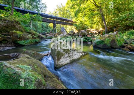 Pont couvert en bois au-dessus des cascades d'Irreler, rapides dans les tronçons inférieurs du Prüm entre Prümzurlay et Irrel, dans le district d'Eifel de Bitbu Banque D'Images