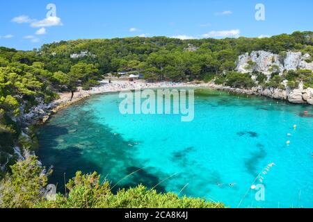 Eau turquoise dans la baie de Cala Macarella sur l'île de Minorque en Espagne Banque D'Images