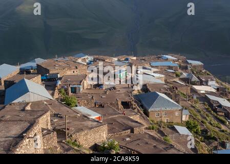 Xinaliq / Azerbaïdjan - 8 juillet 2019 : vue panoramique sur un village de montagne avec de belles montagnes du Caucase en arrière-plan Banque D'Images