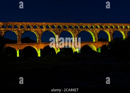 Le Pont du Gard de nuit / illuminations Banque D'Images