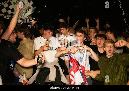 Les fans de Fulham F.C. célèbrent leur équipe qui bat des rivaux locaux Brentford F.C.pour obtenir une promotion dans la Premier League le 4 août 2020 Banque D'Images