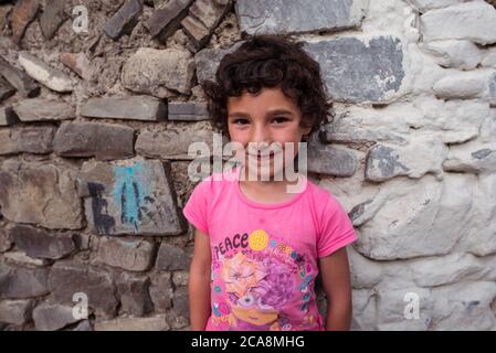 Xinaliq / Azerbaïdjan - 8 juillet 2019: Portrait d'une jolie fille dans un village de montagne du Caucase Banque D'Images